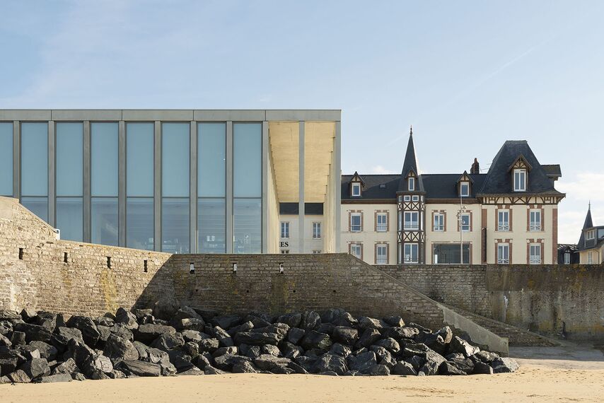 thermfix vario Facades, fuego light Doors and unico Sliding systems - Musée du Débarquement, Arromanches-les-Bains located in Arromanches-les-Bains, France