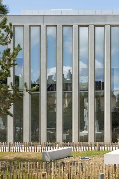 thermfix vario Facades, fuego light Doors and unico Sliding systems - Musée du Débarquement, Arromanches-les-Bains located in Arromanches-les-Bains, France