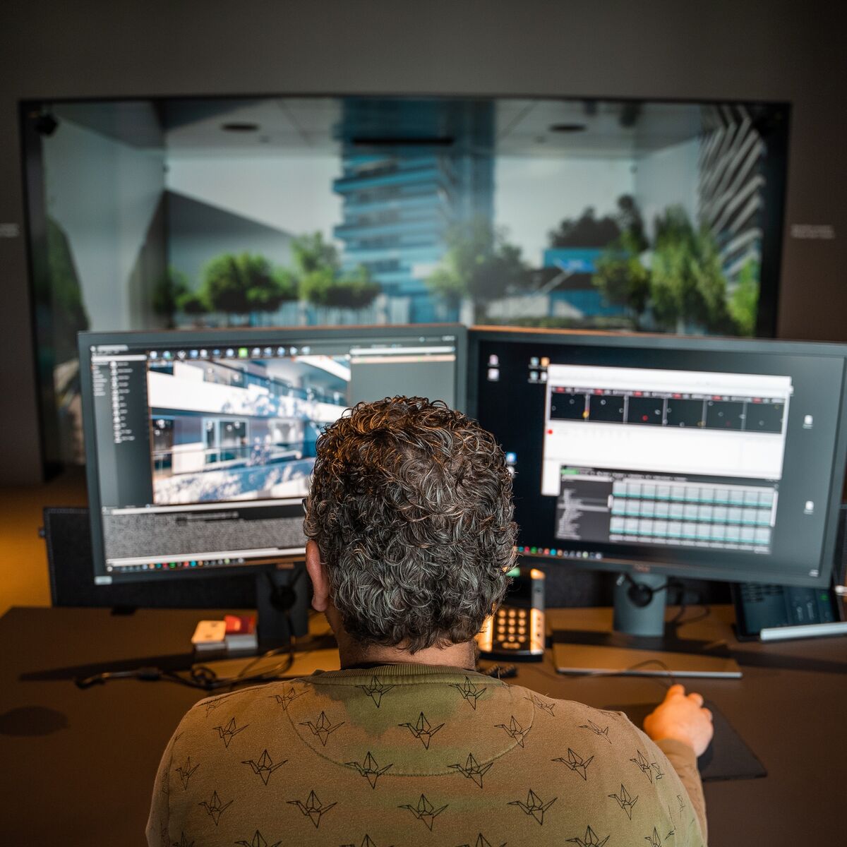 Man sitting infront of two computerscreens