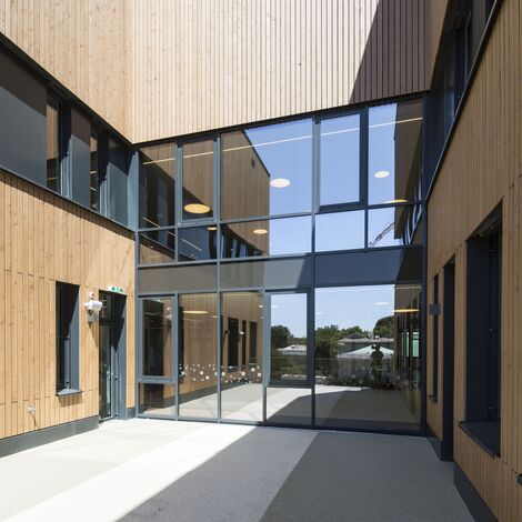 thermfix vario Facades, fuego light Windows, presto 50 Doors and unico Doors - Olly-Schwarz-Schule in Vienna located inAustria